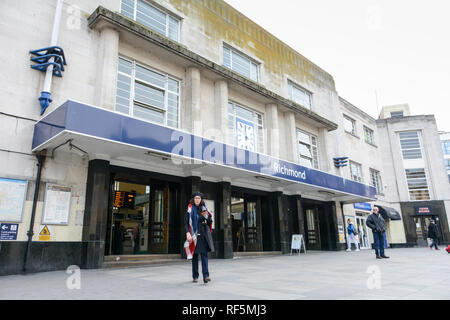 La facciata esterna della stazione di Richmond, il quadrante, Richmond, London, TW9, Regno Unito Foto Stock