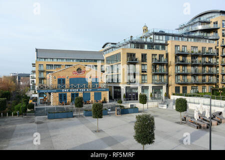 Nuova costruzione di appartamenti e l'uno sopra la casa pubblica di Ait, Kew Bridge Road, Brentford, Londra, TW8, REGNO UNITO Foto Stock
