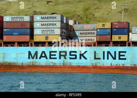 Maersk Line contenitori di spedizione su un nolo della nave nel porto di Porto Olandese, Unalaska isola, isole Aleutian, Alaska, Stati Uniti. Foto Stock