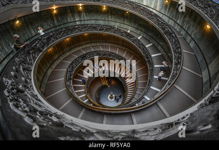 Vaticano - il Ott 16, 2018. Scala del Bramante in Vaticano Musei. La doppia elica scala è la famosa destinazione di viaggio del Vaticano e Roma. Foto Stock