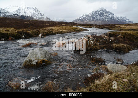 Il fiume Etive con Buachaille Etive Mor e vette innevate delle Highlands scozzesi in background, Glencoe regione, Scotland, Regno Unito. Foto Stock