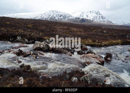 Il fiume Etive con le cime innevate delle Highlands scozzesi in background, Glencoe regione, Scotland, Regno Unito. Foto Stock