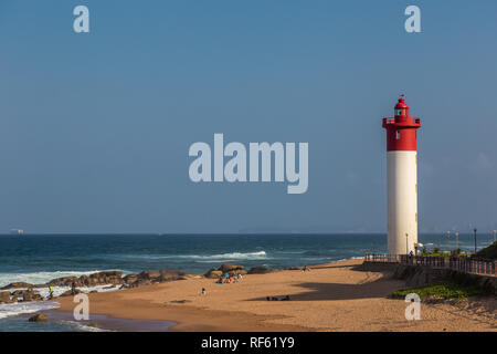 Umhlanga Rocks, Sud Africa, 5 Agosto 2017: vista lungo la spiaggia verso il faro. Foto Stock