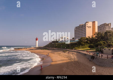 Umhlanga Rocks, Sud Africa, 5 Agosto 2017: vista lungo la spiaggia verso il faro. Foto Stock