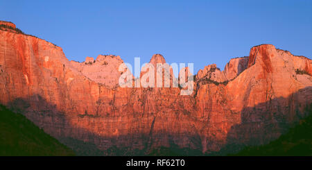 Stati Uniti d'America, Utah, Parco Nazionale Zion, Sunrise ad ovest del tempio e le torri della Vergine, vista da ovest Zion Canyon. Foto Stock