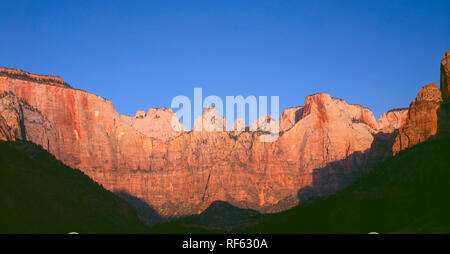 Stati Uniti d'America, Utah, Parco Nazionale Zion, Sunrise ad ovest del tempio e le torri della Vergine, vista da ovest Zion Canyon. Foto Stock