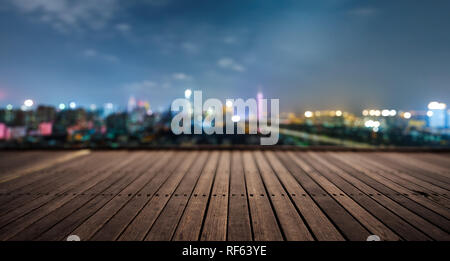 Piattaforma di legno e le luci della notte,Guangzhou in Cina. Foto Stock