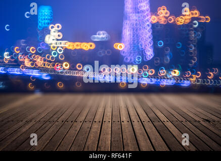 Piattaforma di legno e le luci della notte,Guangzhou in Cina. Foto Stock