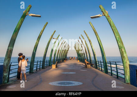 Umhlanga Rocks, Sud Africa, 30 agosto 2016: Whalebone Pier. Foto Stock