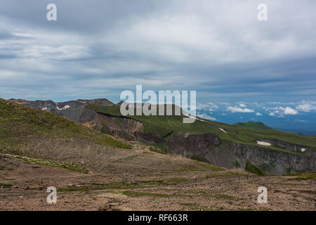 Vulcanica montagne rocciose e il lago Tianchi, paesaggio selvaggio, parco nazionale Changbaishan, Cina. Foto Stock