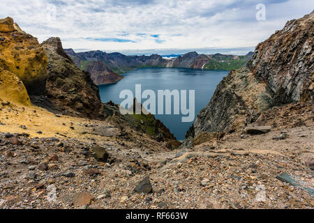 Vulcanica montagne rocciose e il lago Tianchi, paesaggio selvaggio, parco nazionale Changbaishan, Cina. Foto Stock