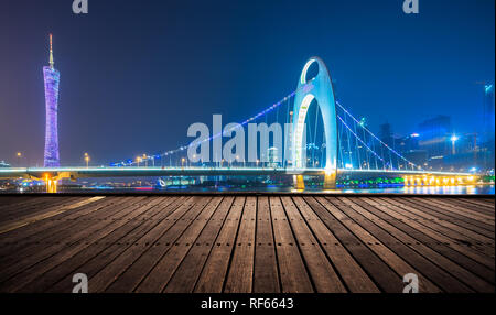 Piattaforma di legno e le luci della notte,Guangzhou in Cina. Foto Stock
