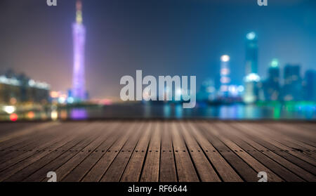 Piattaforma di legno e le luci della notte,Guangzhou in Cina. Foto Stock
