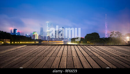 Piattaforma di legno e le luci della notte,Guangzhou in Cina. Foto Stock