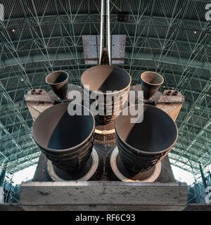 Il razzo il raggruppamento sulla coda della navetta spaziale Discovery,James S. McDonnell spazio hangar di Steven F. Udvar-Hazy Center di Chantilly, VA. Foto Stock