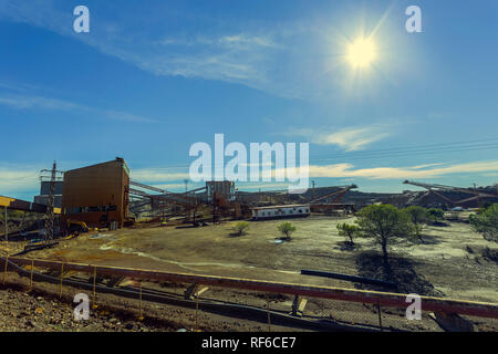 Complesso di edifici di miniera di una vecchia impresa mineraria in Riotinto minerale con nastro trasportatore e e tubi per l estrazione di oro e Cooper, con Foto Stock