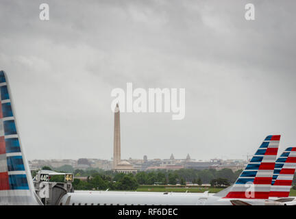 La vista dall'Aeroporto Nazionale Ronald Reagan Washington al Monumento di Washington e di Washington DC in un giorno di pioggia Foto Stock