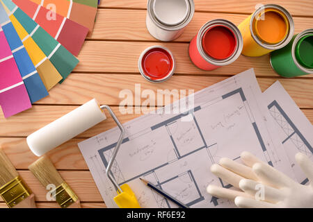 Vernice colorata per la decorazione in case in legno tavolo. Home diy concetto. Vista dall'alto. Composizione orizzontale. Foto Stock