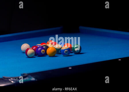Colorate palle da biliardo. Biliardo palla al tavolo blu. Colorate pool americano palle da biliardo di sfondo. American biliardo nel bar. Close up Biliardo ba Foto Stock
