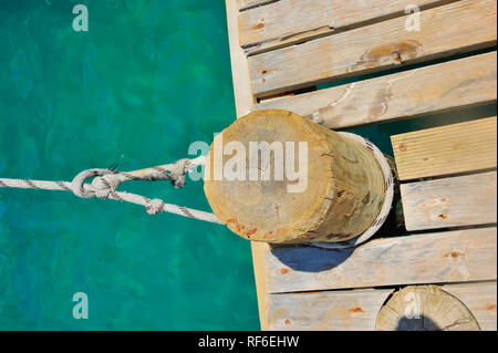 Corda allacciate palo di legno Foto Stock