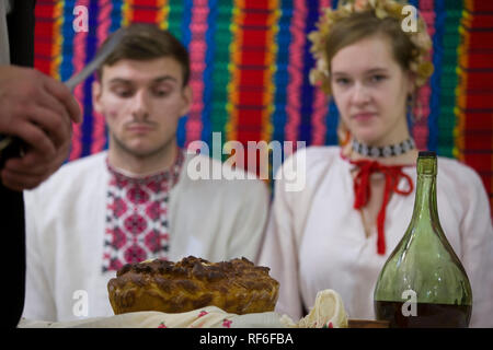 La ricostruzione di una vecchia etnici matrimonio bielorusso.torta nuziale e il brandy sullo sfondo della sposa etnici e gr Foto Stock