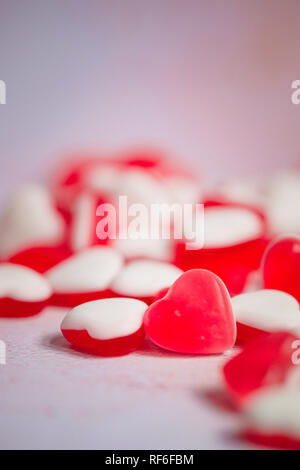 Haribo cuori su uno sfondo rosa Foto Stock