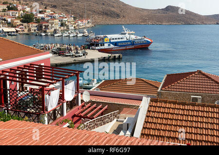 Halki Island, Grecia - 27 agosto 2018. I turisti attendere la nave traghetto Dodekanisos Seaways sul modo in Halki porto. Halki è il più piccolo abitato i Foto Stock