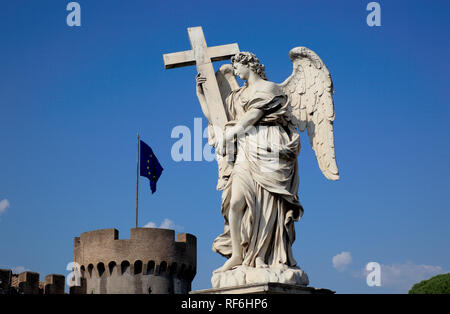 Angelo con la croce al Ponte Sant'Angelo, Ponte di Adriano, Angeli Bridge, attraversando il fiume Tevere roma, Italia Foto Stock
