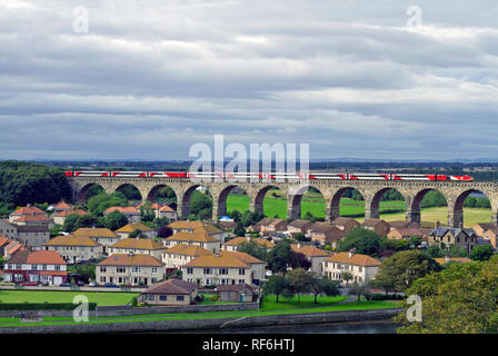 Un Virgin Trains HST attraversando il confine reale ponte in Berwick-upon-Tweed. Il ponte della ferrovia attraversa il fiume Tweed in Northumberland. Foto Stock