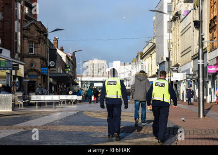 Comunità degli ufficiali di sicurezza a piedi e il pattugliamento a Southend on Sea High Street, Essex, Regno Unito. Portato a supporto di polizia i numeri dopo il taglio. Austerità Foto Stock