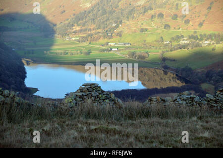 Fratelli acqua dalla Wainwright alta Hartsop Dodd in Dovedale, Parco Nazionale del Distretto dei Laghi, Cumbria, Inghilterra, Regno Unito. Foto Stock