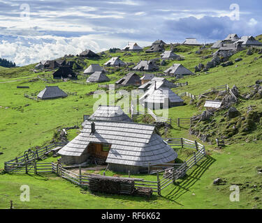 Herdsmens tradizionali capanne sulla Velika planina, Kamnik, Gorenjska, Slovenia Foto Stock