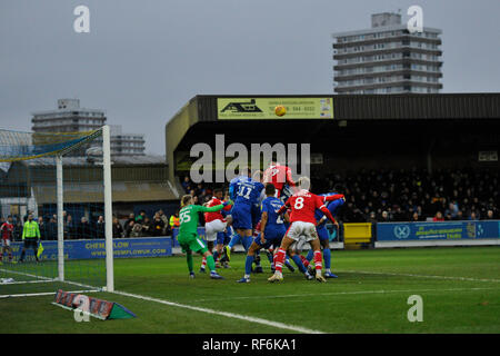 Azione Goalmouth dal campionato una corrispondenza tra AFC Wimbledon e Barnsley al Cherry Red Records Stadium . 19 Gennaio 2019 solo uso editoriale. No merchandising. Per le immagini di calcio FA e Premier League restrizioni si applicano inc. no internet/utilizzo mobile senza licenza FAPL - per i dettagli contatti Football Dataco Foto Stock