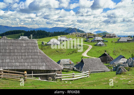 Herdsmens tradizionali capanne sulla Velika planina, Kamnik, Gorenjska, Slovenia Foto Stock