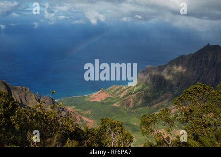 Rainbow sulla costa di Na Pali (Kauai HI) Foto Stock