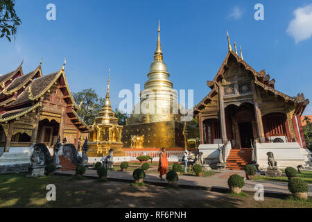 Wat Phra Singh o Wat Phra Singh Woramahaviharn: Viharn Lai Kham, bot, Chedi e Vihard Luang - Wihan Luang - la wihan originale è stato sostituito dal testo Foto Stock