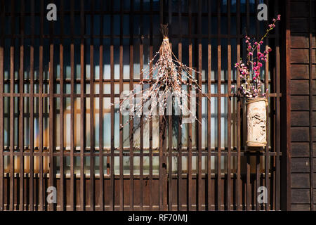 Schermo di finestra su edificio nel post città di Tsumago-juku, Kiso Valley, Prefettura di Gifu, Giappone Foto Stock