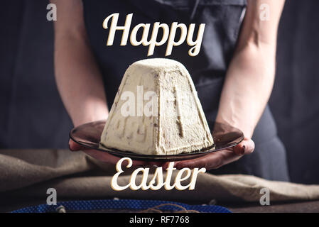 Una scheda con la tradizionale torta di Pasqua e uova colorate e il testo in stile rustico. felice Pasqua Foto Stock