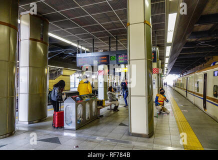 Hiroshima, Giappone - Dic 28, 2015. Persone in attesa per la stazione di Hiroshima, Giappone. Hiroshima fu la prima città di destinazione di un arma nucleare, il 6 agosto Foto Stock