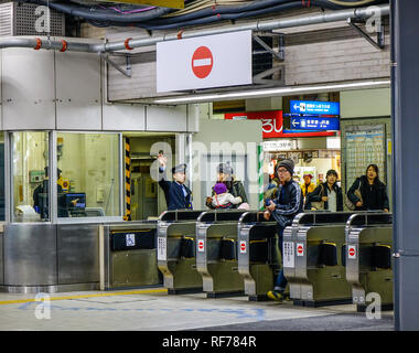 Hiroshima, Giappone - Dic 28, 2015. Cancelli di ingresso della stazione ferroviaria. Hiroshima fu la prima città di destinazione di un arma nucleare, il 6 agosto 1945. Foto Stock