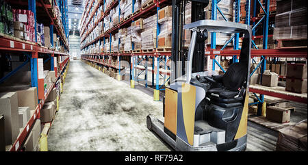 Vista del carrello per movimentazione pallet e le merci ordinate Foto Stock