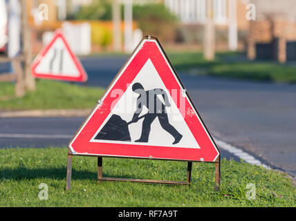Triangolare di free-standing roadworks cartello segnaletico dal lato di una strada in Inghilterra, Regno Unito. Foto Stock