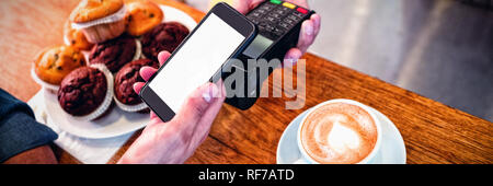 Elevato angolo di visione del cliente e il barista con tecnologie presso il cafe Foto Stock