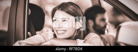 Premurosa donna che guarda fuori dalla finestra per auto Foto Stock