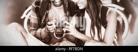 Coppia giovane cercando nella fotocamera Foto Stock