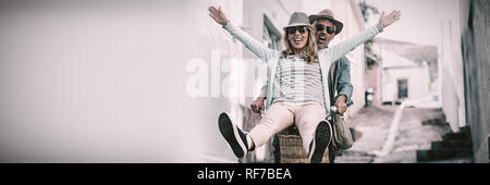 Coppia felice godendo mentre Bicicletta Equitazione Foto Stock