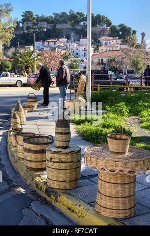 Tessuto tradizionale cestello per la vendita al di fuori del mercato a Kalamata, con il vecchio castello in background, MESSINIA, PELOPONNESO Meridionale, Grecia. Foto Stock