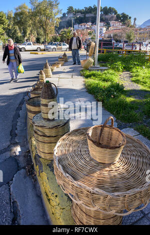 Tessuto tradizionale cestello per la vendita al di fuori del mercato a Kalamata, con il vecchio castello in background, MESSINIA, PELOPONNESO Meridionale, Grecia. Foto Stock