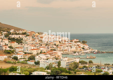 Batsi villaggio a Andros isola in Grecia. Vista panoramica. Foto Stock