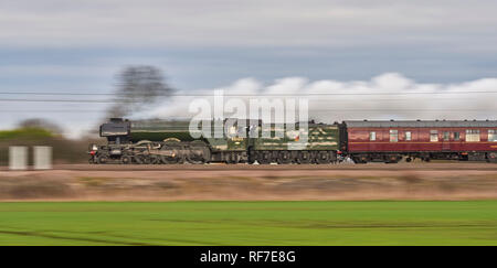 Immagine panoramica di Flying Scotsman steam loco, sulla East coast main line a sud di Selby, North Yorkshire, nell'Inghilterra del Nord, Regno Unito Foto Stock